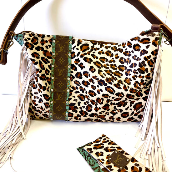 Leather Tote in leopard with embossed turquoise sides strip of Lv - Patches Of Upcycling
